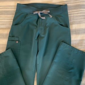 Figs set -XS petite cargo bottoms, XS one-pocket top